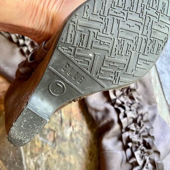 ELLE RIVA GREY WEDGES.. knee high boots beautiful pattern adorns the sides Size7 - Picture 6 of 8